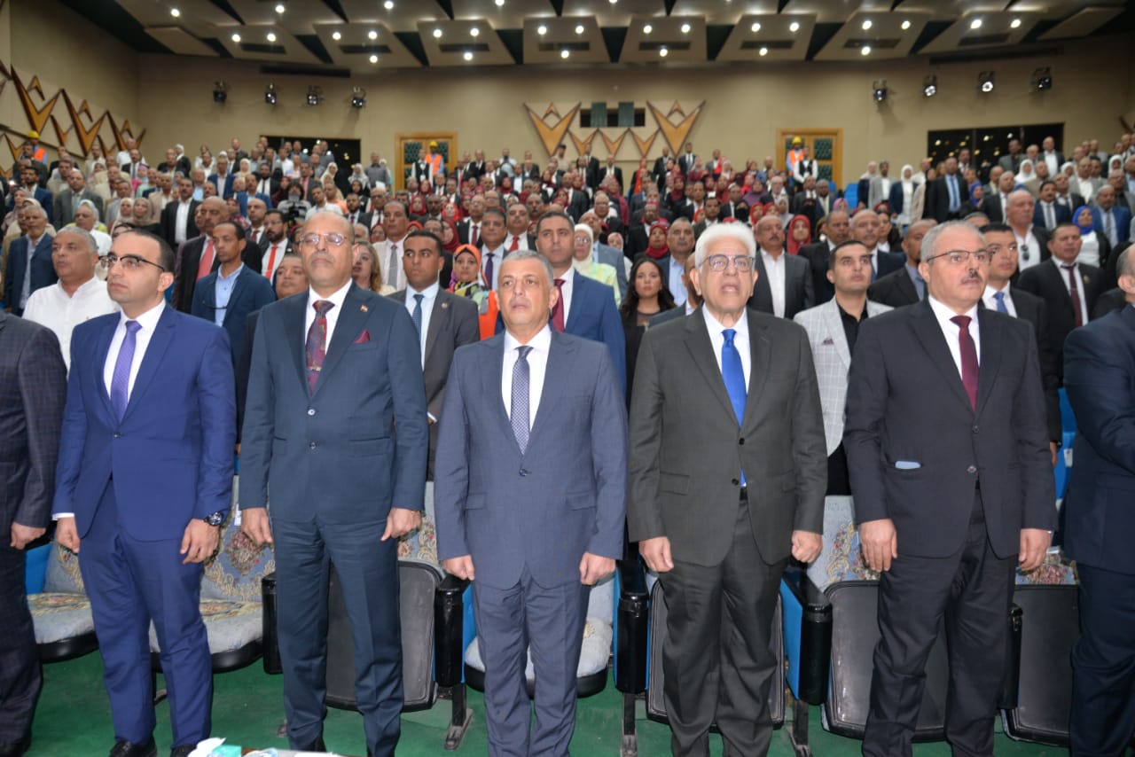 وزير القوى العامله 